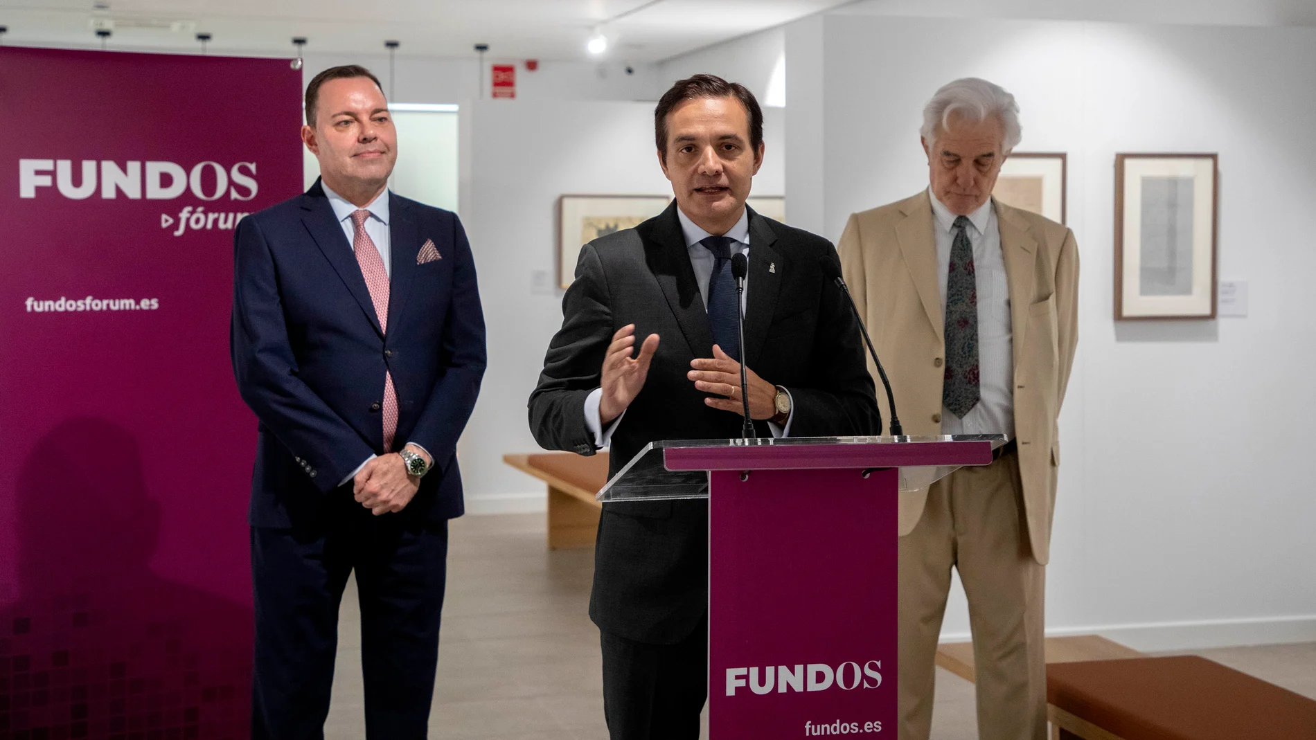 El director general de Fundos, José María Viejo del Pozo, el director de Cultura y Patrimonio en Fundos, Raúl Fernández Sobrino, y el comisario de la muestra, Alfredo Melgar Alexandre, presentan la exposición ‘Joan Miró. Dibujos del más allá’.