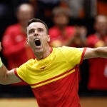 Roberto Bautista celebra la victoria ante Fils