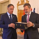 El alcalde de Salamanca, Carlos García Carbayo, entrega un obsequio al embajador de Argentina en España, Roberto Bosch