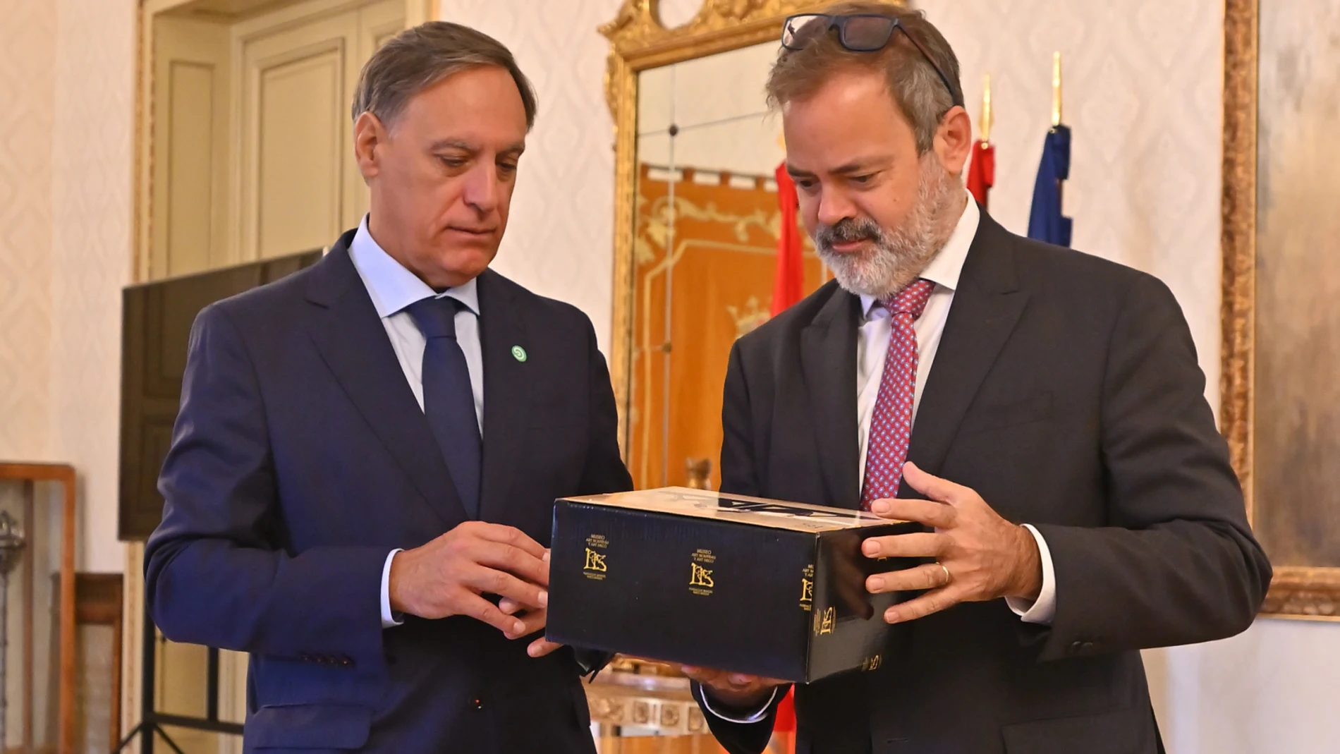 El alcalde de Salamanca, Carlos García Carbayo, entrega un obsequio al embajador de Argentina en España, Roberto Bosch