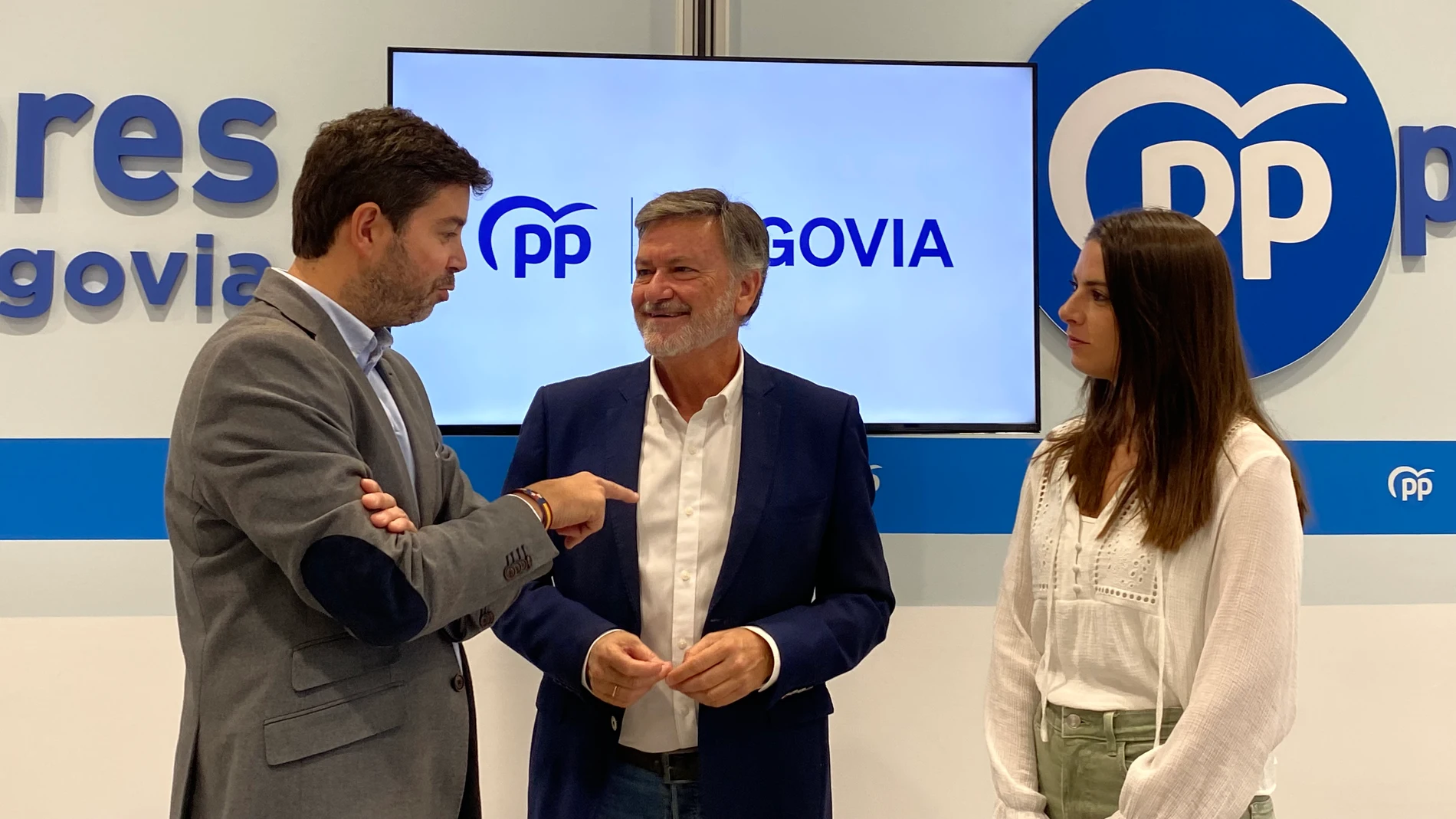 Francisco Vázquez junto a los procuradores Elena Rincón y Javier Carpio