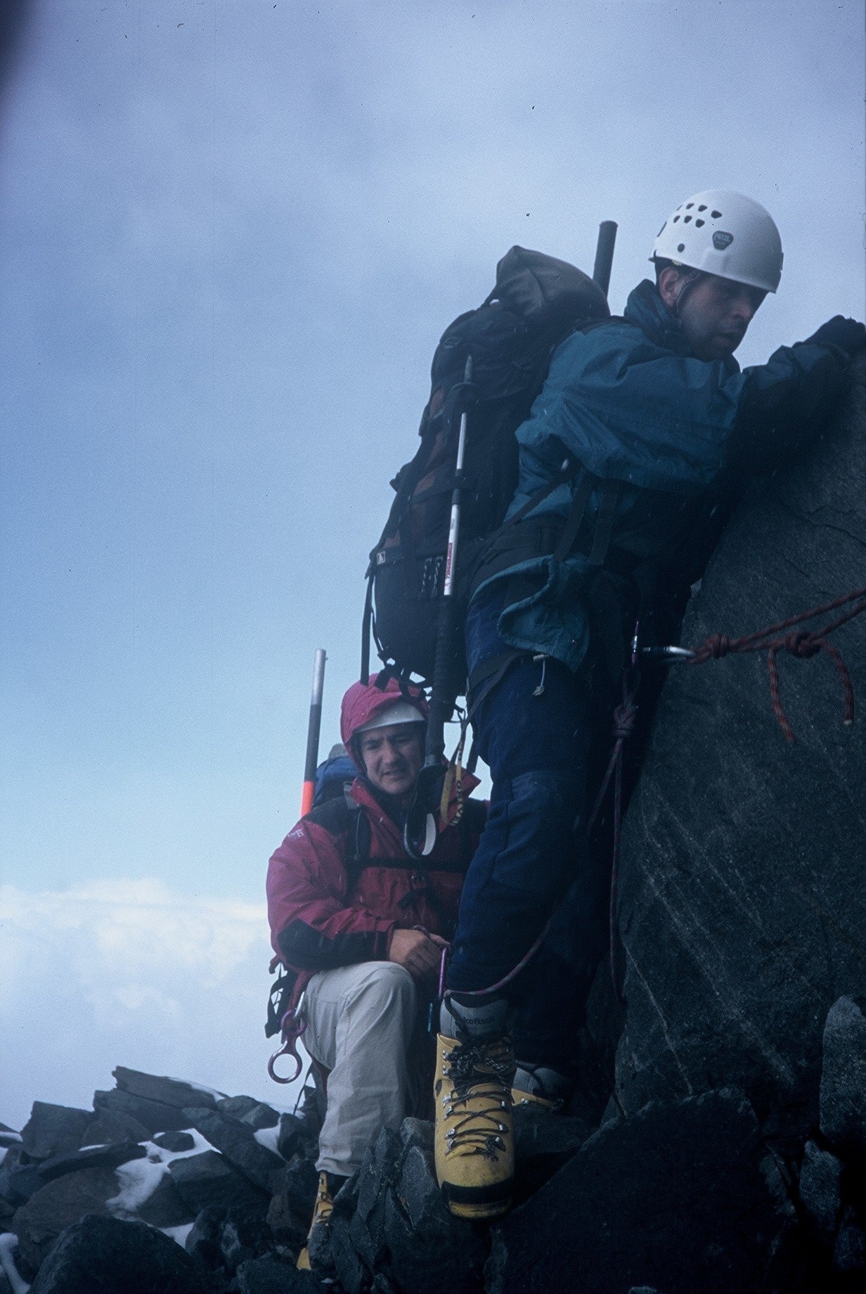 Iñaki (de rojo) con Óscar, montañero invidente, en el Mont Blanc (Francia)