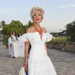 Carmen Lomana con vestido blanco en los Premios Escaparate 2024.