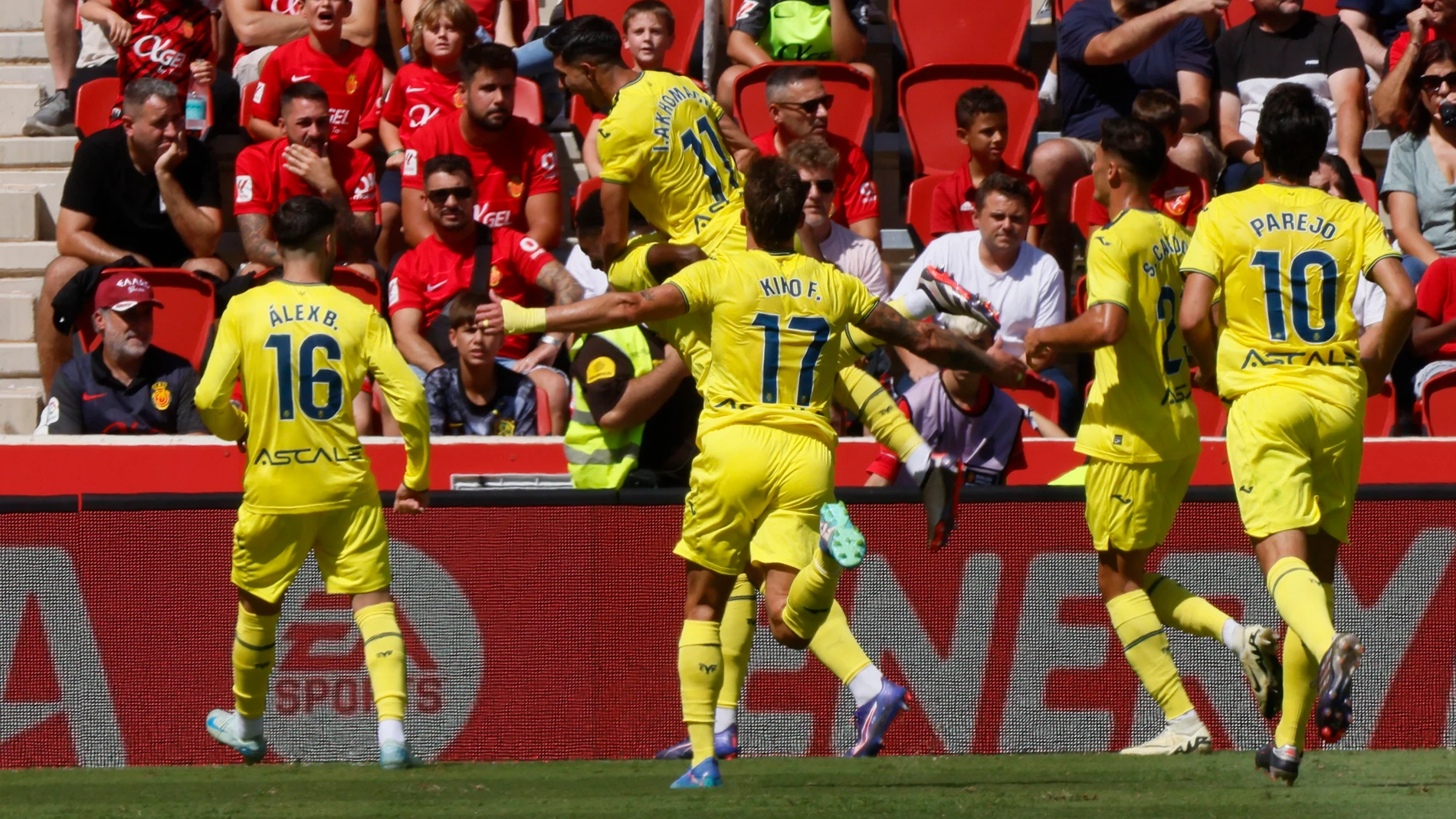 PALMA, 14/09/2024.- Los jugadores del Villarreal celebran el gol de Logan Costa ante el RCD Mallorca durante el encuentro que se disputa este sábado en el estadio de Son Moix . EFE/Cati Cladera