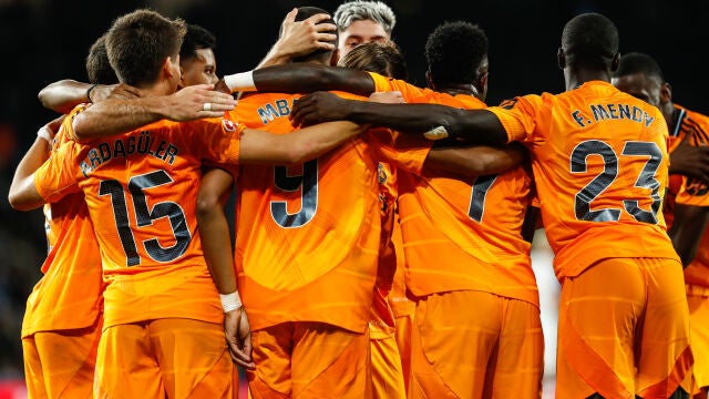 Los jugadores del Real Madrid celebran el segundo gol a la Real Sociedad
