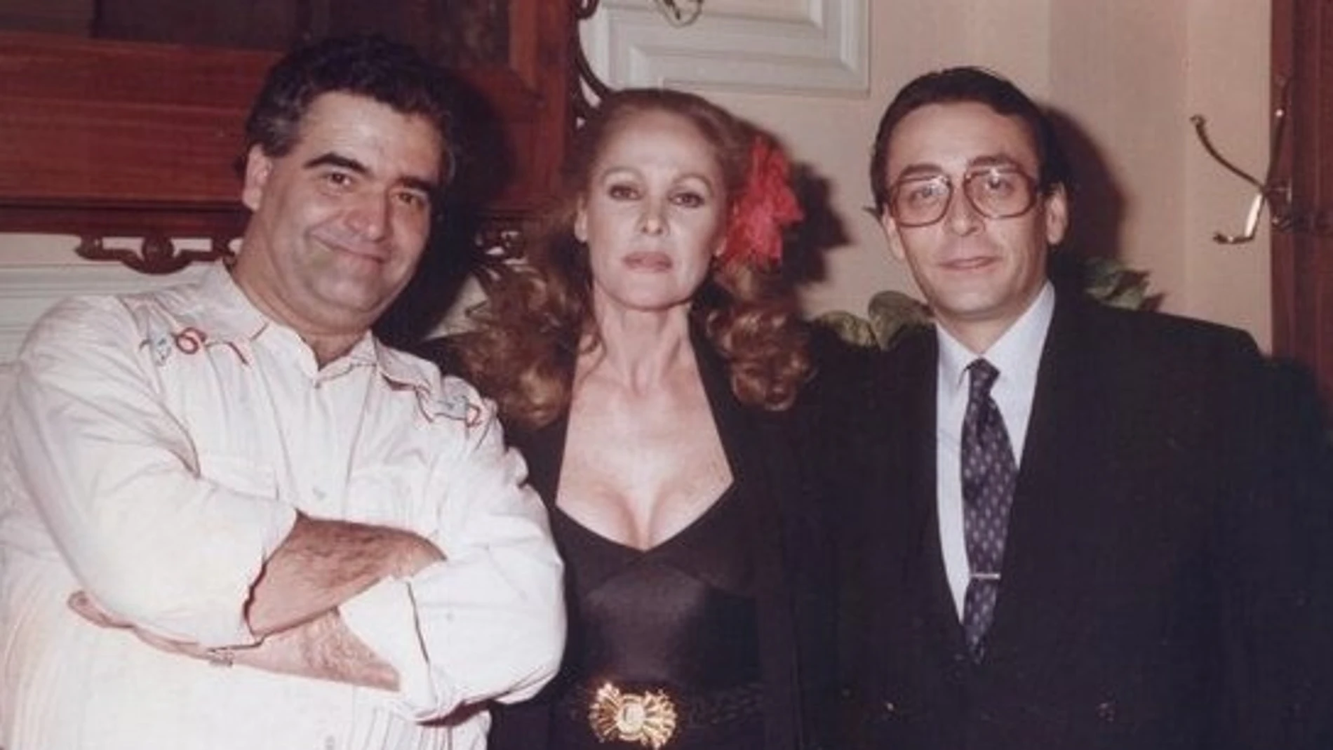 La actriz Úrsula Andres en El Canyar entre Miguel Seguí, propietario y el autor del reportaje