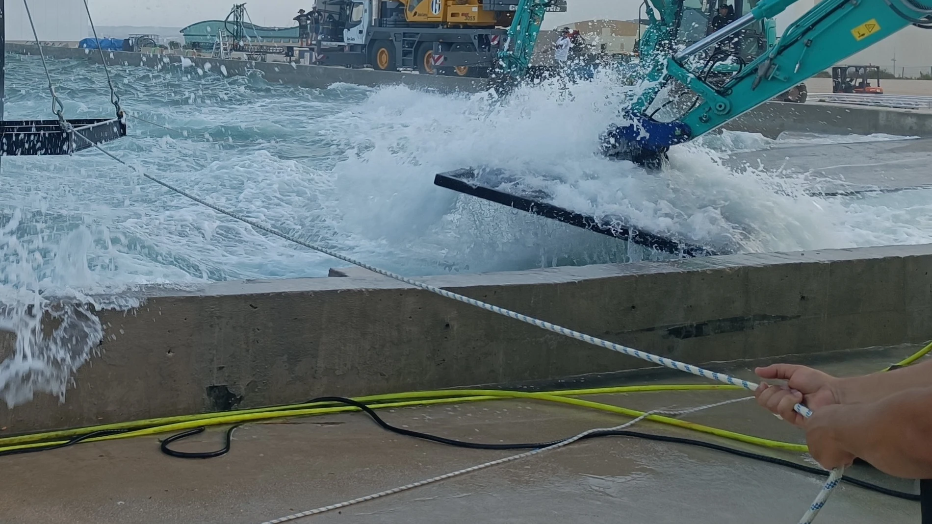 El tanque de los estudios Ciudad de la Luz de Alicante en pleno proceso de formación de olas