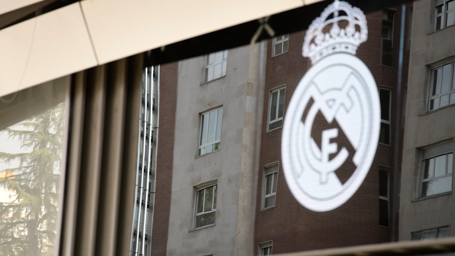 MADRID, 14/09/2024.- Un edificio de viviendas se refleja en un cristal del estadio Santiago Bernabeu en Madrid, este sábado. El Real Madrid ha hecho oficial la suspensión provisional durante 2024 de los conciertos en el estadio Santiago Bernabéu, que ha reprogramado para el próximo año para verificar el "estricto cumplimiento de la normativa municipal vigente". "El Real Madrid C.F. comunica que ha decidido reprogramar de manera provisional su agenda de eventos y conciertos del estadio Santiag...
