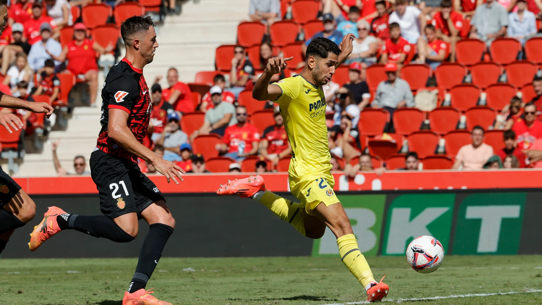 PALMA, 14/09/2024.- El delantero del Villarreal Ayoze Pérez (d) marca el 1-2 durante el encuentro que se disputa este sábado en el estadio de Son Moix . EFE/Cati Cladera