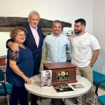 Luis del Olmo dona un aparato de radio para una bubasta benéfica en Ponferrada