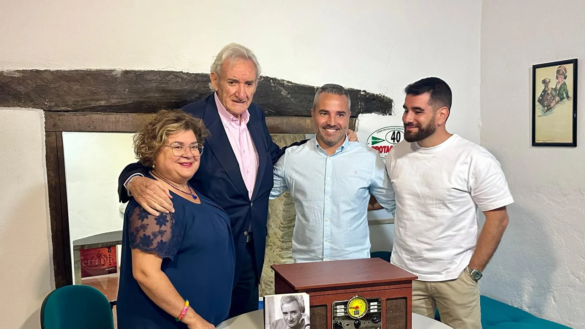 Luis del Olmo dona un aparato de radio para una bubasta benéfica en Ponferrada