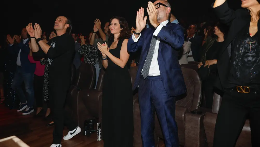 Isabel Díaz Ayuso con mono negro en el estreno de 'Malinche' en Madrid.