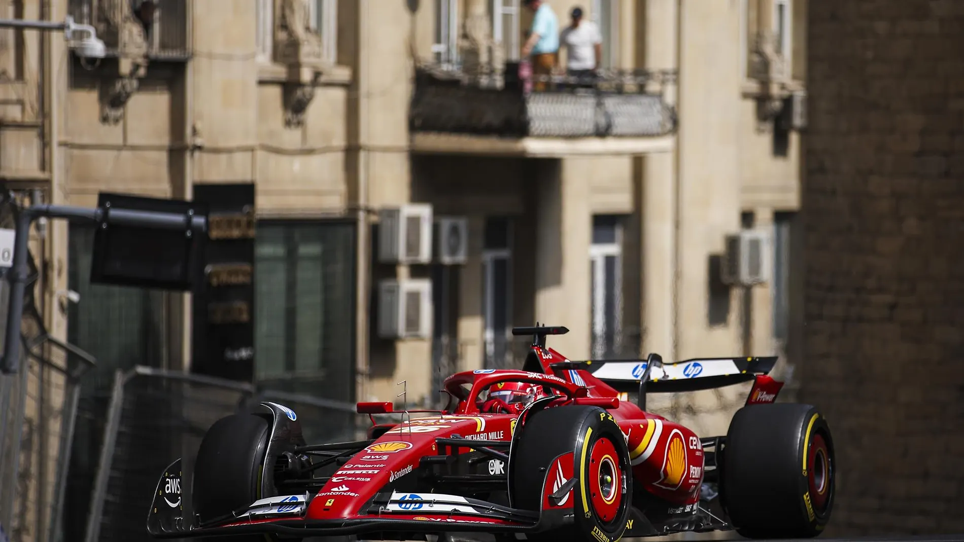AMP.- Fórmula 1/GP Azerbaiyán.- Leclerc vuelve a llevarse la pole en Bakú y Sainz saldrá tercero