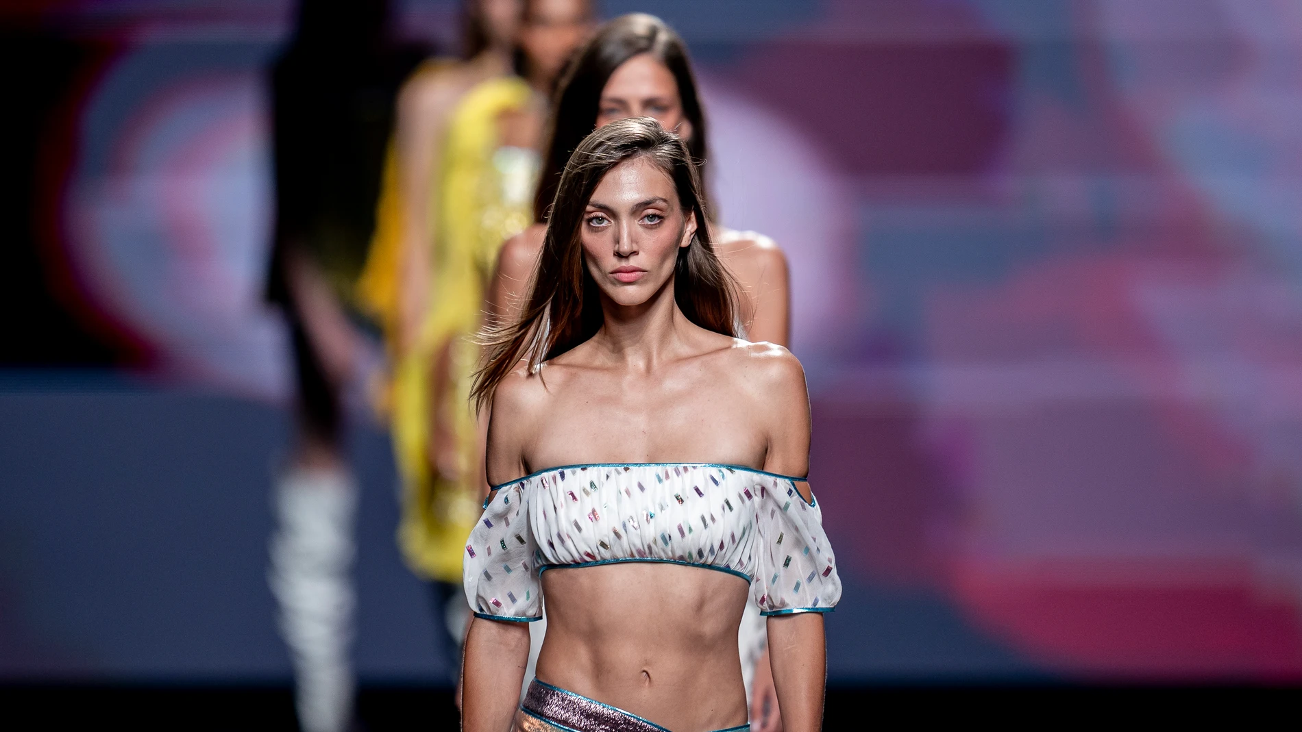 Modelos de Custo Barcelona desfilan en la Mercedes-Benz Fashion Week, en la Feria de Madrid IFEMA, a 14 de septiembre de 2024, en Madrid (España). Custo Barcelona es una de las marcas de camisetas más reconocidas de España, ya que fueron los primeros diseñadores que hacían camisetas estampadas. La 80ª edición de la Mercedes-Benz Fashion Week Madrid (MBFWMadrid), se celebra desde el 12 hasta el 16 de septiembre. Este año, el evento tiene un significado especial al alcanzar ocho décadas desde s...