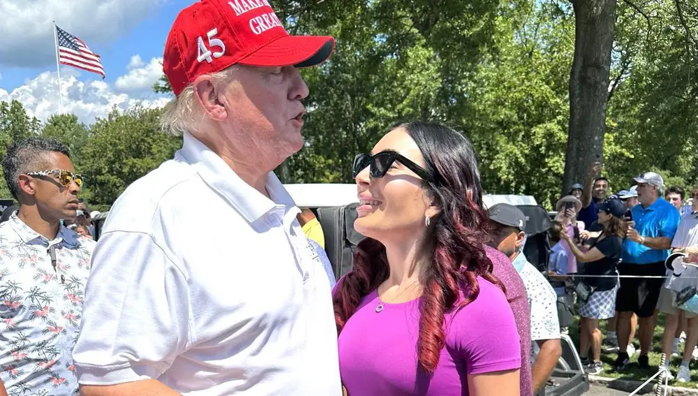 La activista de extrema derecha Laura Loomer posa junto a Donald Trump