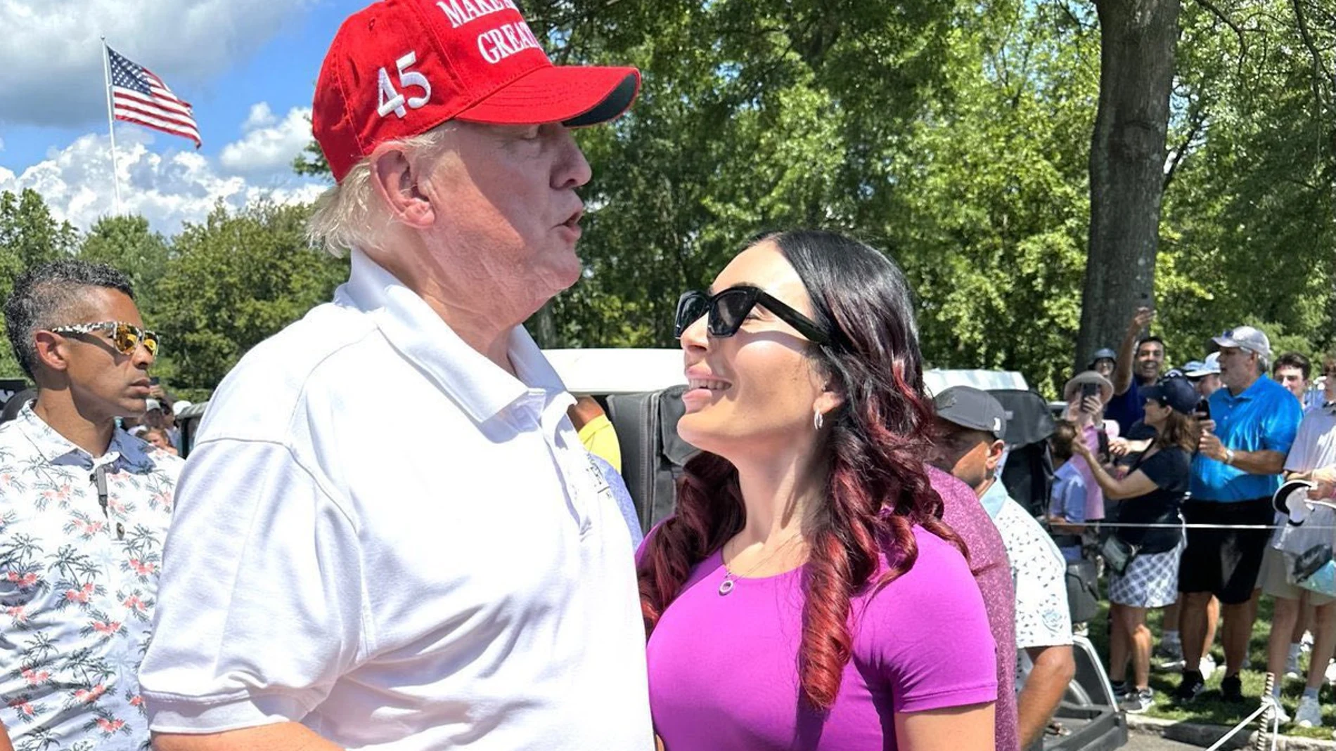 La activista de extrema derecha Laura Loomer posa junto a Donald Trump