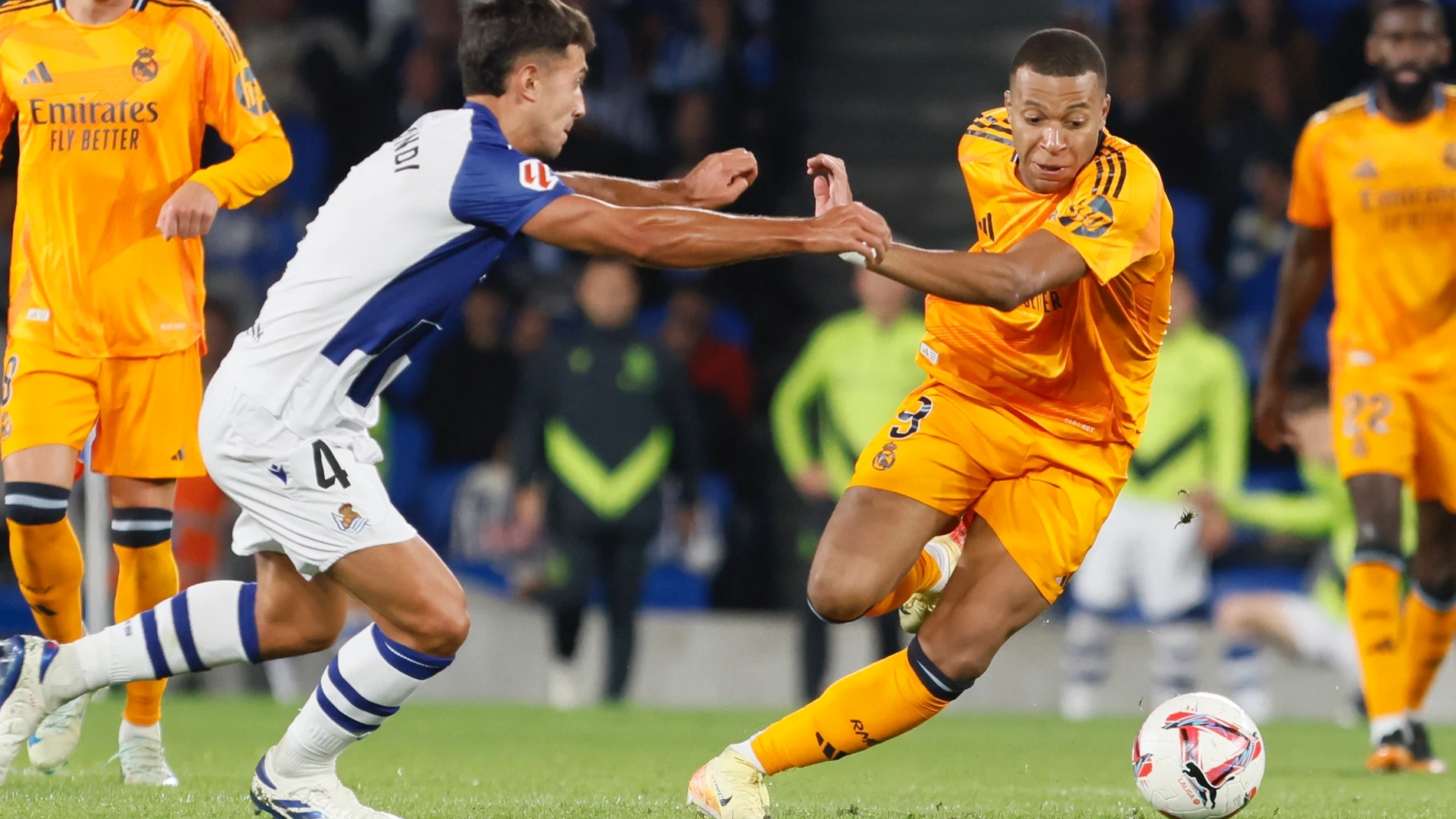 SAN SEBASTIÁN (PAÍS VASCO), 14/09/2024.- El delantero del Real Madrid Kylian Mbappé (d) se escapa con el balón durante el partido de la quinta jornada de LaLiga EA Sports entre la Real Sociedad y el Real Madrid, este sábado en el Real Arena de San Sebastián (País Vasco). EFE/ Javi Colmenero