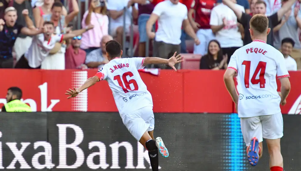 El delantero del Sevilla, Jesús Navas, celebra su gol durante el encuentro de la quinta jornada de LaLiga entre Sevilla FC y Getafe CF