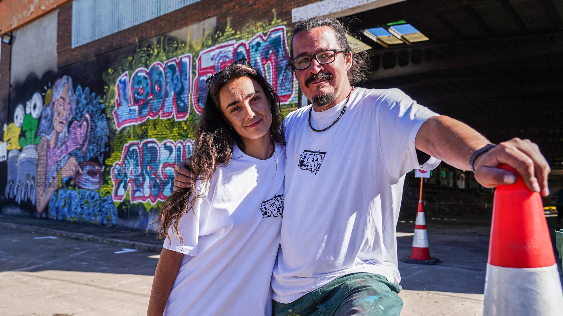 León acoge la celebración de la I Jam que reúne a músicos, artistas y artesanos, organizada por Sergio Canga y Raquel Moledo