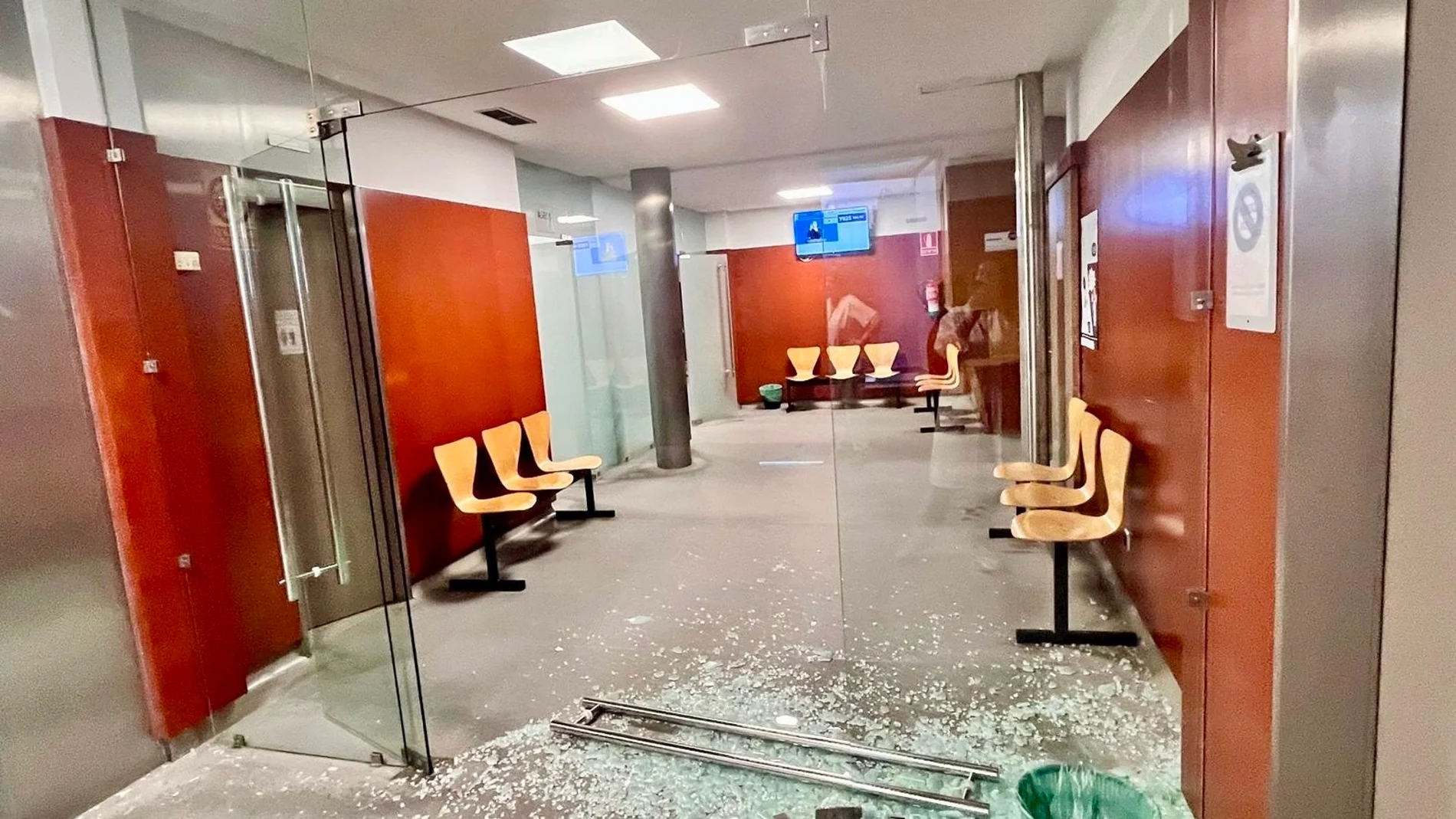 Imagen del destrozo en el interior del centro de salud.