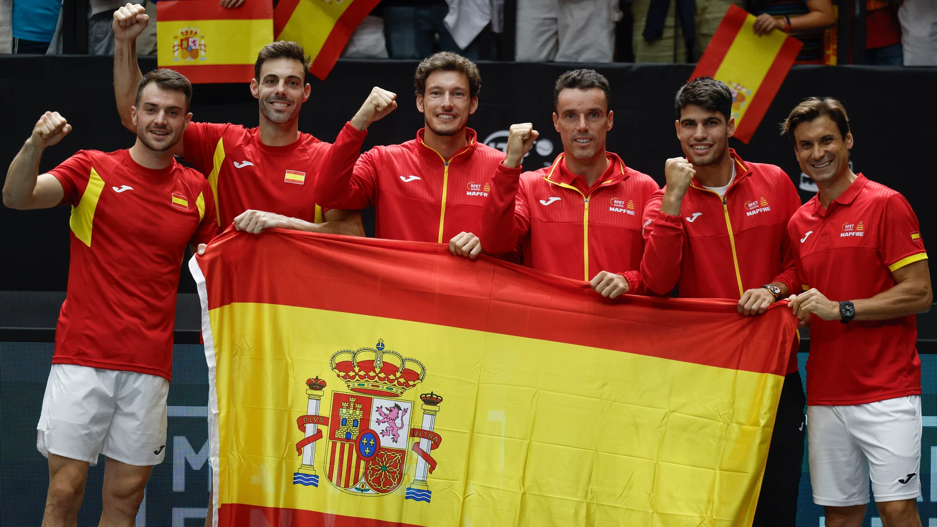 VALENCIA, 15/09/2024.- El equipo español de Copa Davis celebra su pase a la siguiente ronda, que se jugará en Málaga, tras la manga por la primera plaza del Grupo B de la Fase Final de la Copa Davis en la última jornada de la competición, este domingo en Valencia. EFE/ Biel Aliño