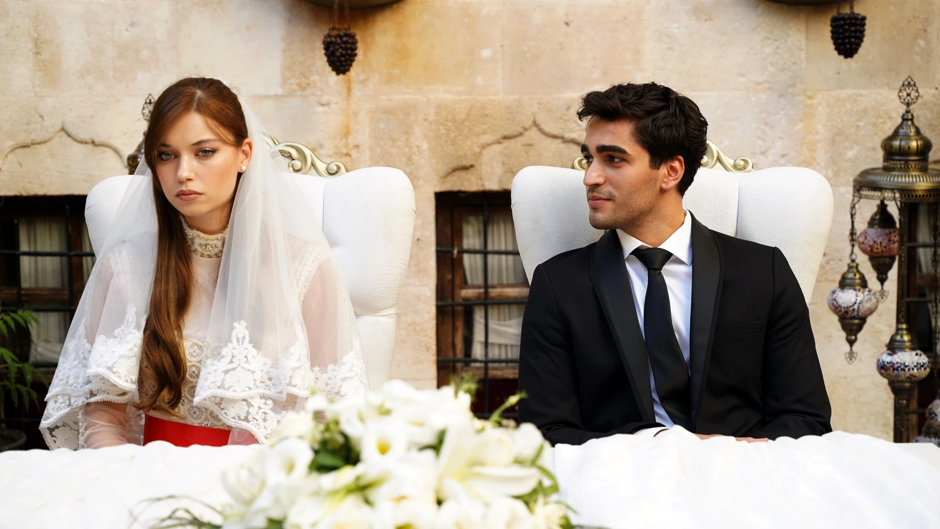 Afra Saraçoglu y Mert Ramazan Demir interpretan, respectivamente, a los dos jóvenes enamorados, Ferit y Seyran