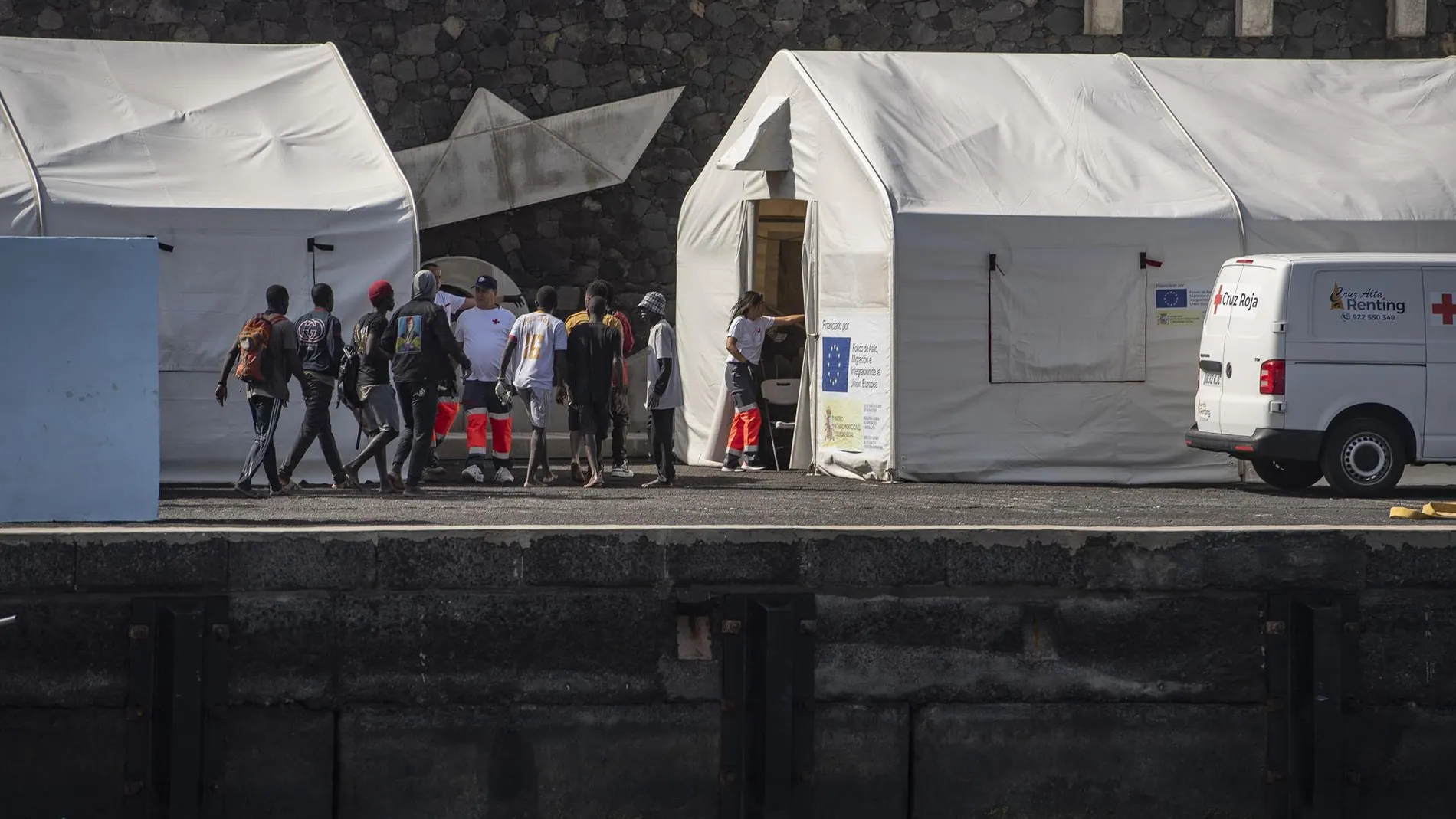 AMP.- Llega un nuevo cayuco con 87 migrantes a La Restinga (El Hierro), el cuarto del fin de semana en Canarias