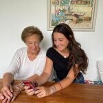 Pilar y su nieta Carmenchu revisan contenido para subir a la plataforma