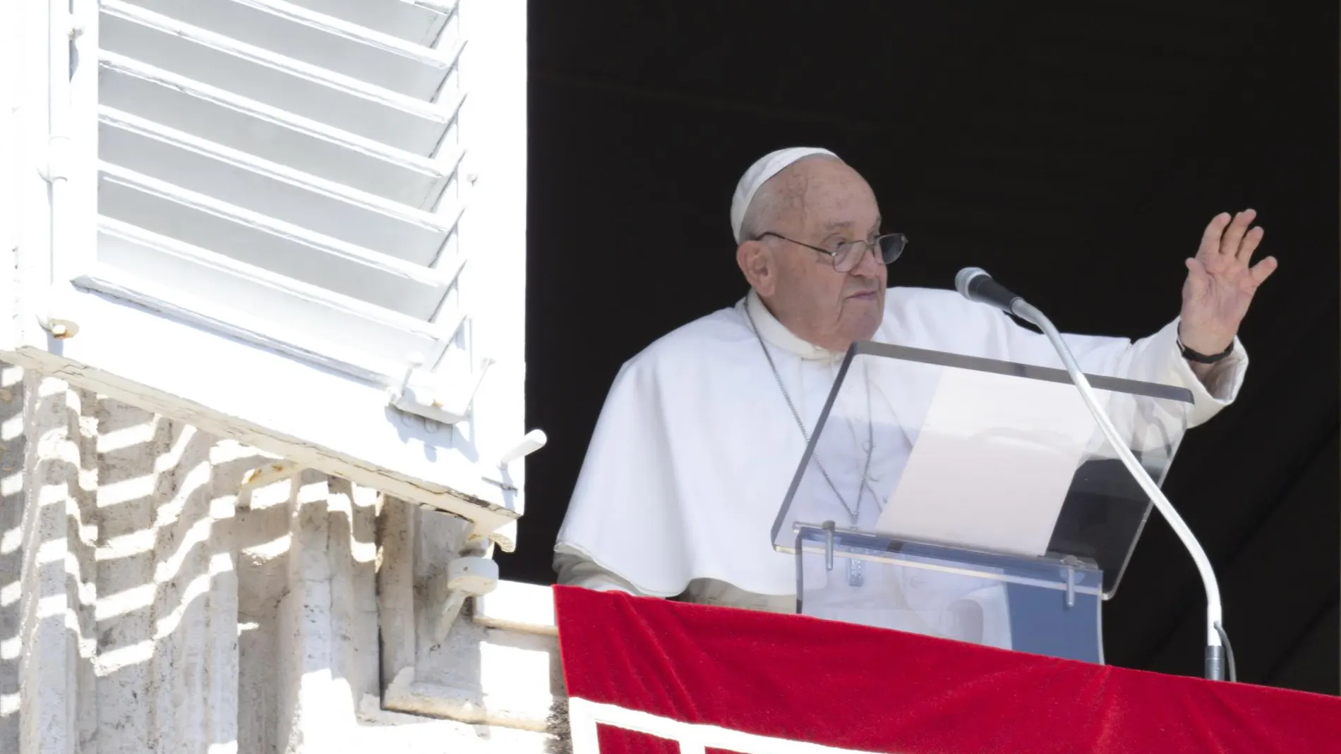 El Papa en el balcón de la basílica de San Pedro