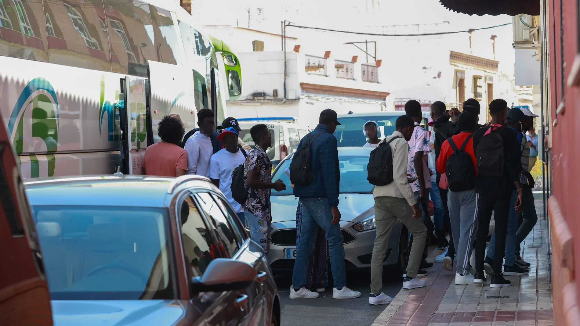 Un grupo de inmigrantes llega a un hotel de Alcalá de Guadaíra, en Sevilla