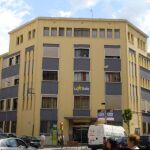 Tres jóvenes irakíes se cuelan en una escuela de Girona e hieren a un alumno de 13 años 