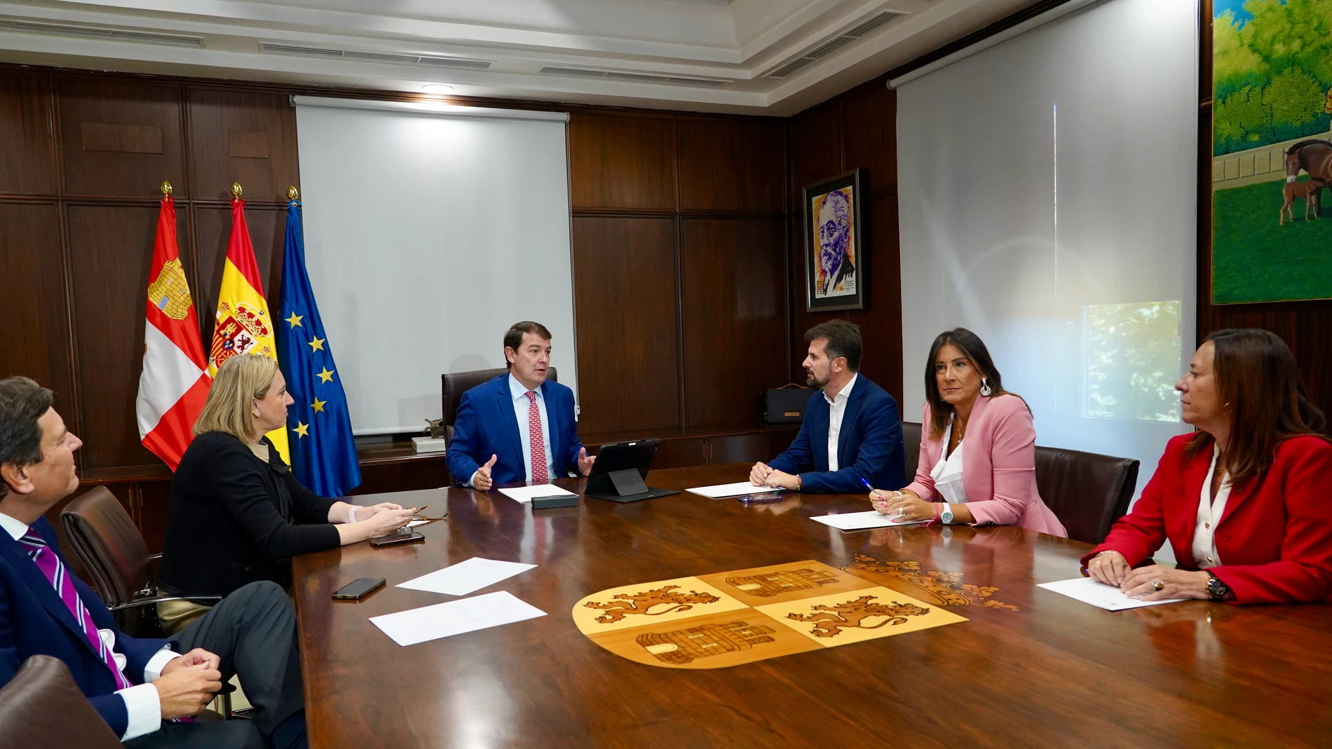 El presidente de Castilla y León, Alfonso Fernández Mañueco, junto a su vicepresidenta Isabel Blanco y Carlos Fernández Carriedo, se reúnen con los representantes socialistas.