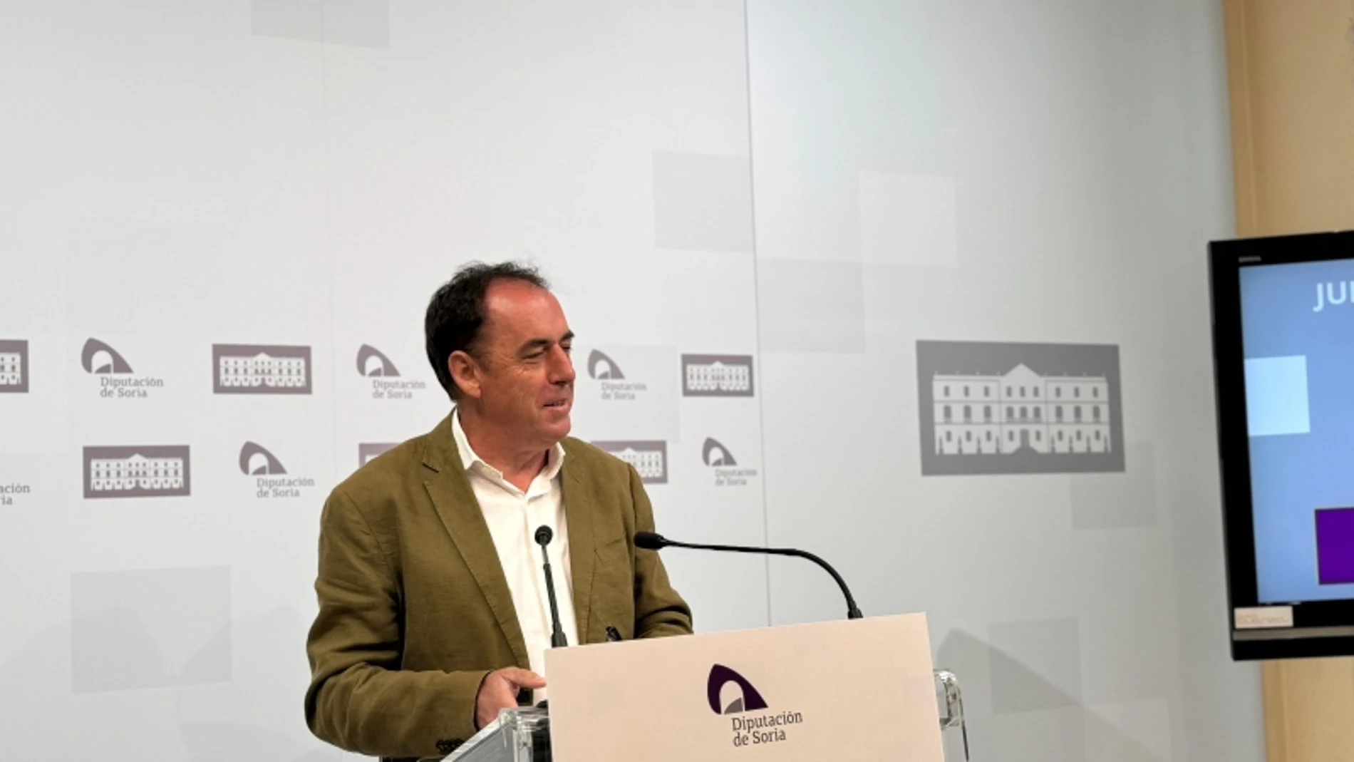 El presidente de la Diputación de Soria, Benito Serrano, explica los acuerdos de la Junta de Gobierno