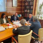 Un momento dela reunión entre el consejero Alejandro Vázquez con oncólogos del Hospital del Bierzo además de Marco Morala y Olegario Ramón