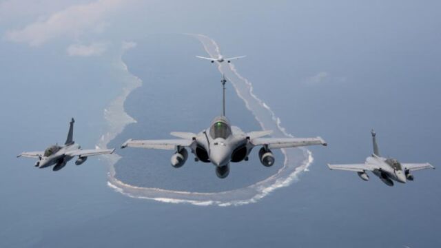 Tres cazas Rafale franceses de la misión Pegase 2022 