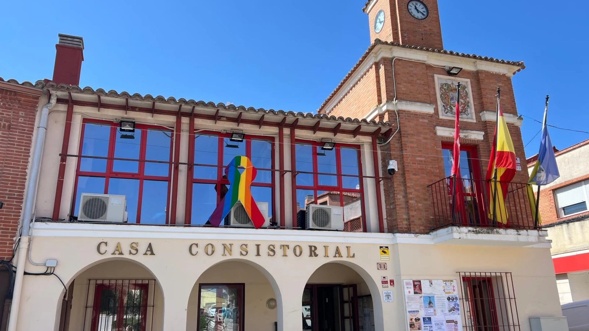 Fachada del Ayuntamiento de Ajalvir donde colocaron la enseña del colectivo LGTBI.