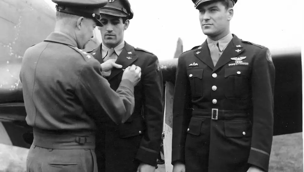 Eisenhower impone la Cruz por Servicio Distinguido a Don Gentile