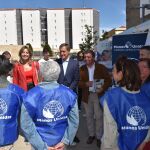 El consejero de la Presidencia, Luis Miguel González Gago, conversa con representantes de la ONGs junto al alcalde de Salamanca, Carlos García Carbayo; y la directora de relaciones institucionales, Irene Muñoz