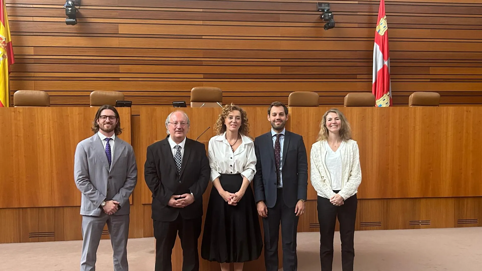 La directora general de Vivienda, María Pardo; y el presidente del CES, Enrique Cabero, reciben a los expertos de la OCDE