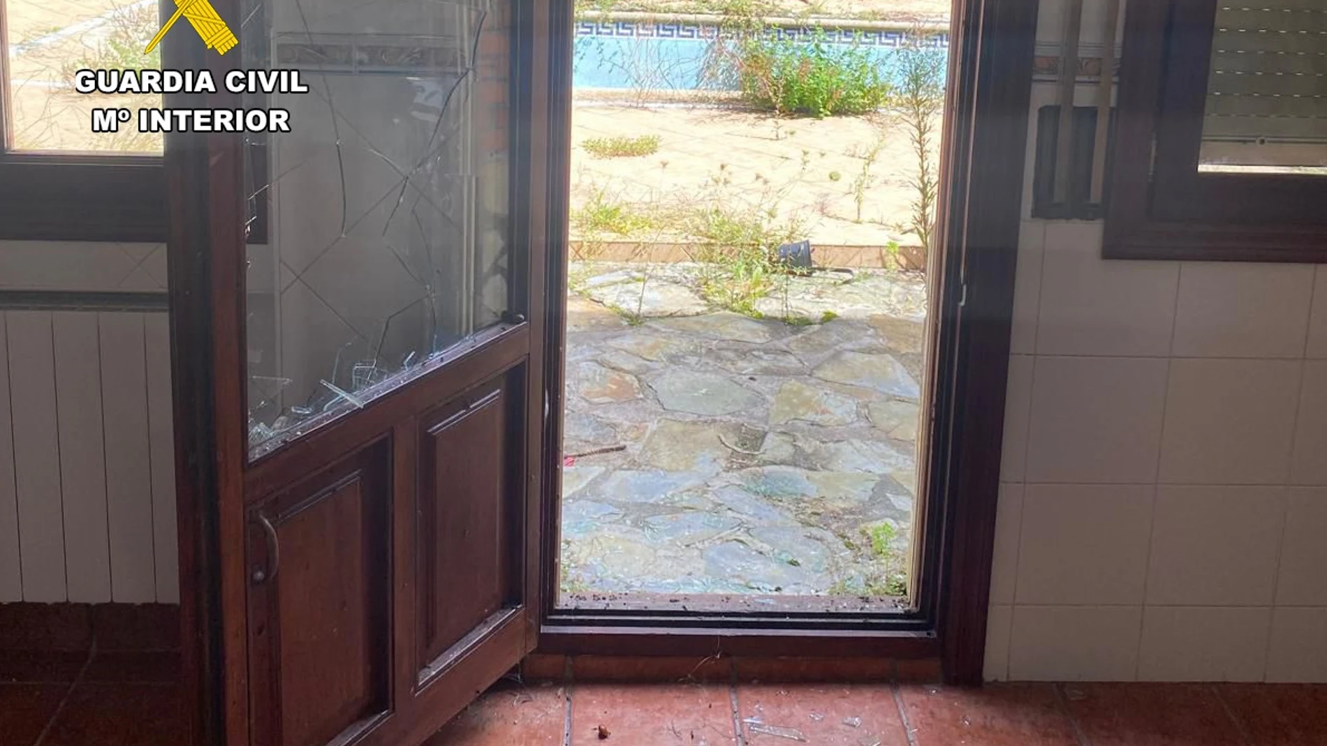 Puerta rota en una vivienda donde entraron a robar REMITIDA / HANDOUT por Guardia Civil Fotografía remitida a medios de comunicación exclusivamente para ilustrar la noticia a la que hace referencia la imagen, y citando la procedencia de la imagen en la firma 16/09/2024