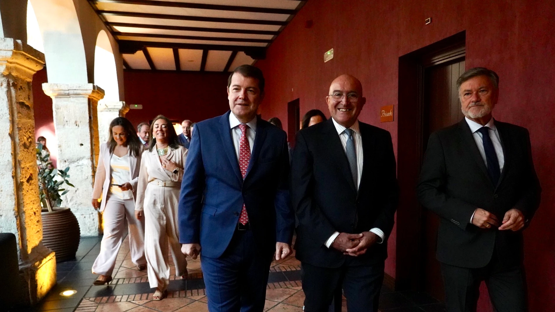 El alcalde de Valladolid, Jesús Julio Carnero, antes de participar en el foro de El Mundo-Diario de Castilla y León, junto al presidente de la Junta, Alfonso Fernández Mañueco; y el secretario general del PPCyL, Francisco Vázquez