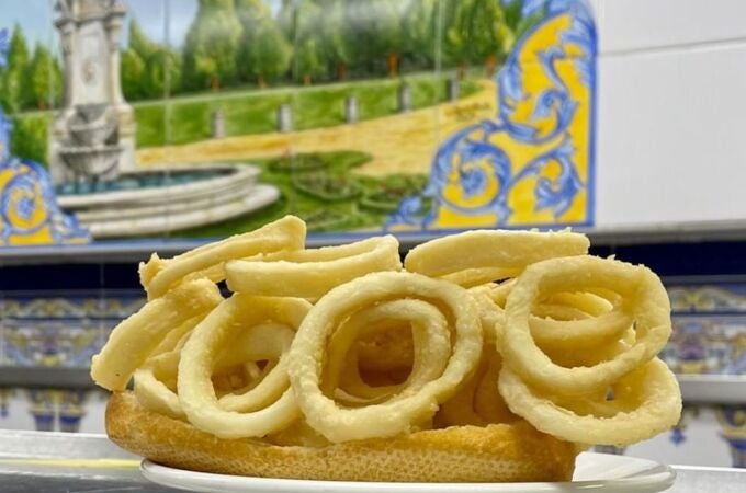 ¿Quieres comer el auténtico bocadillo de calamares sin caer en un sitio turístico y caro? Aquí lo encontrarás ¿Quieres comer el auténtico bocadillo de calamares sin caer en un sitio turístico y caro? Aquí lo encontrarás