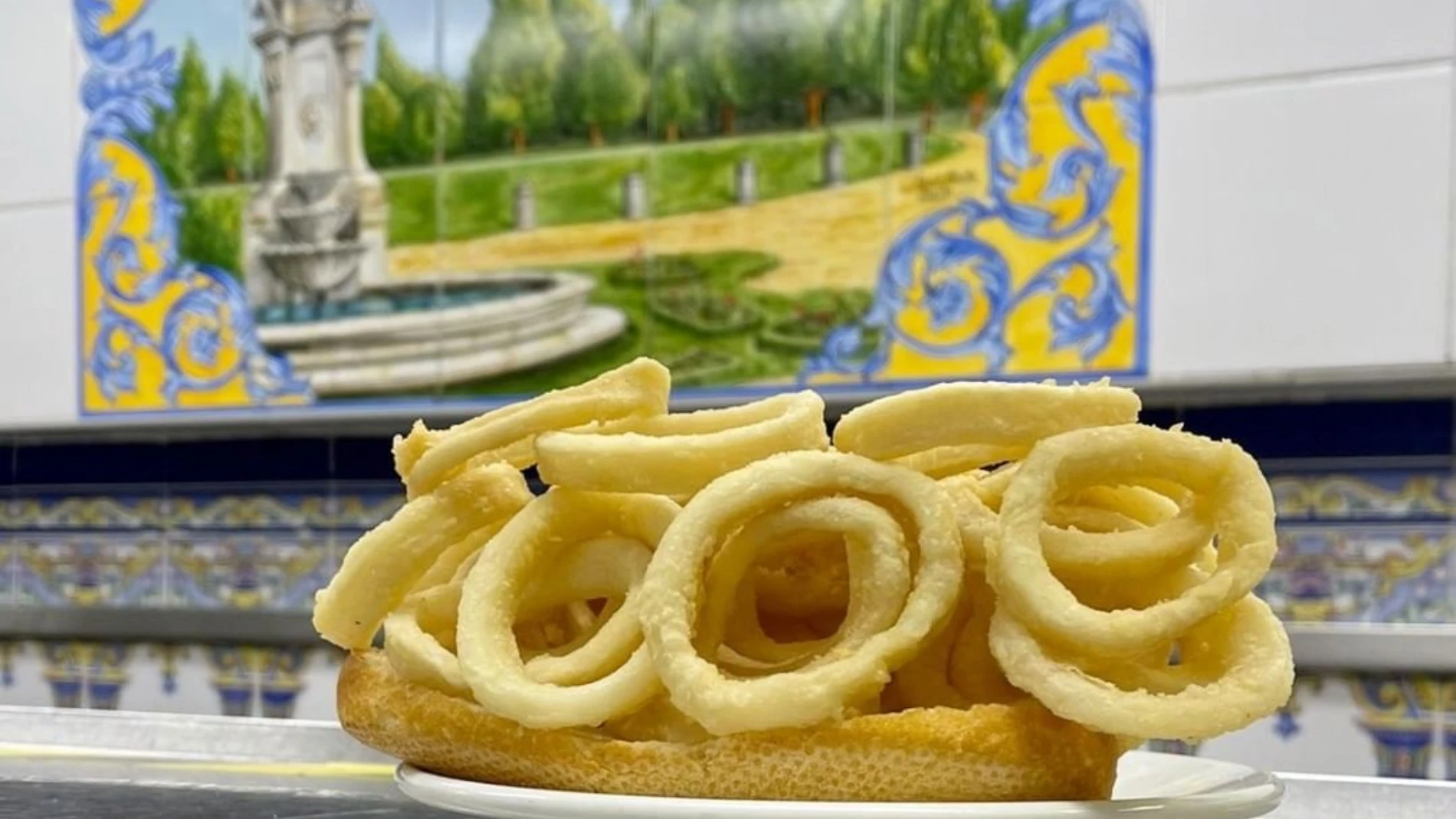 ¿Quieres comer el auténtico bocadillo de calamares sin caer en un sitio turístico y caro? Aquí lo encontrarás