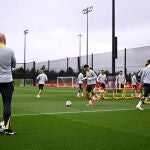 Arne Slot en el entrenamiento del Liverpool
