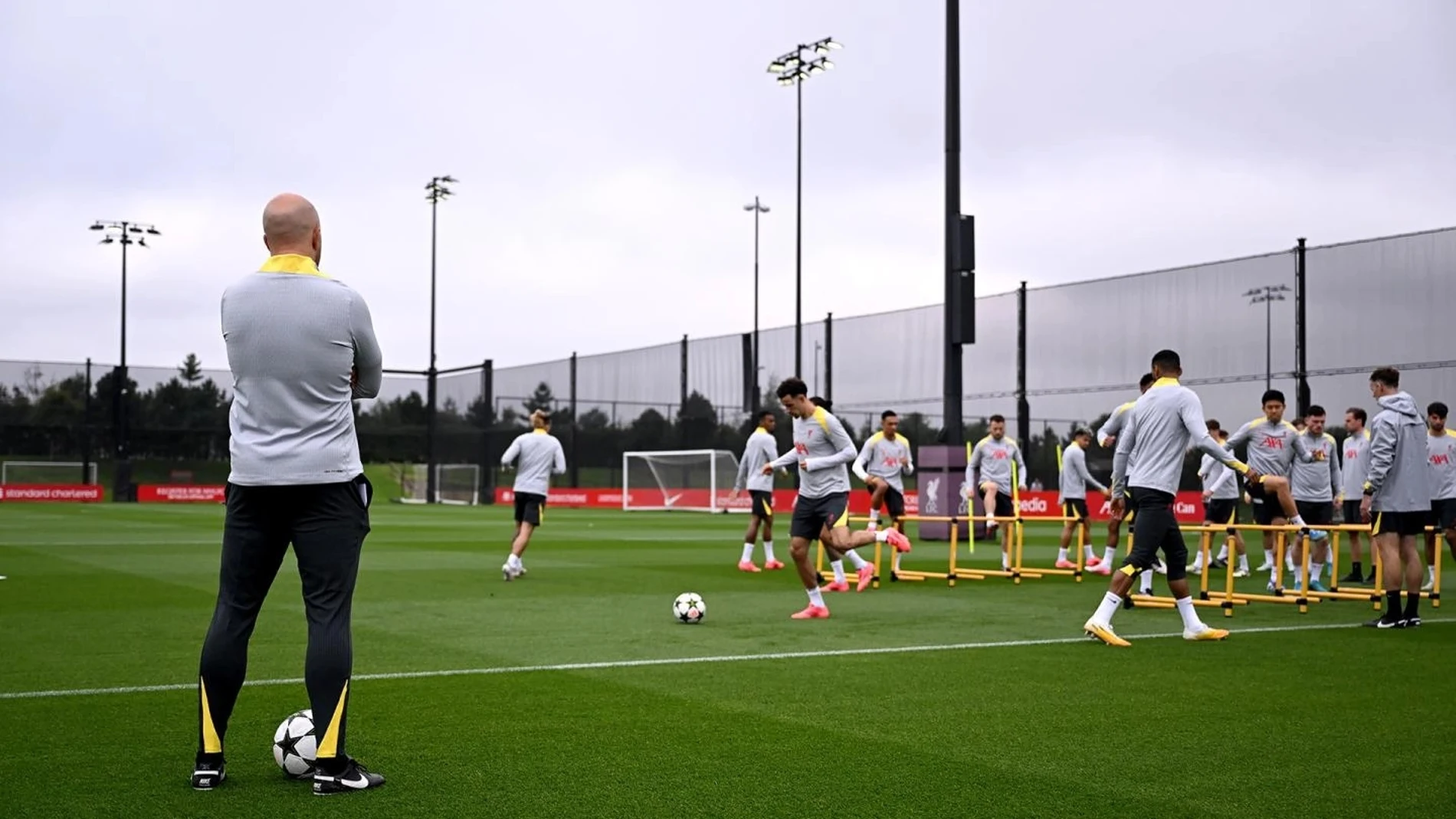 Arne Slot en el entrenamiento del Liverpool