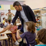 El presidente de la Generalitat valenciana, Carlos Mazón, visita un centro escolar el primer día de curso
