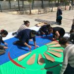 Mujeres cosen la bandera del pueblo gitano Mujeres cosen la bandera del pueblo gitano