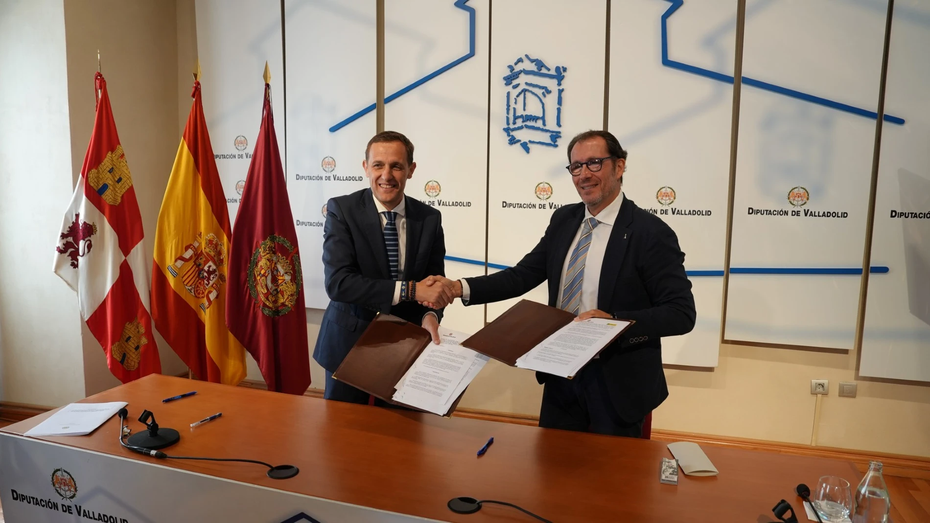 El presidente de la Diputación de Valladolid, Conrado Íscar; y el delegado territorial de la ONCE en Castilla y León, Ismael Pérez, suscriben el convenio de colaboración