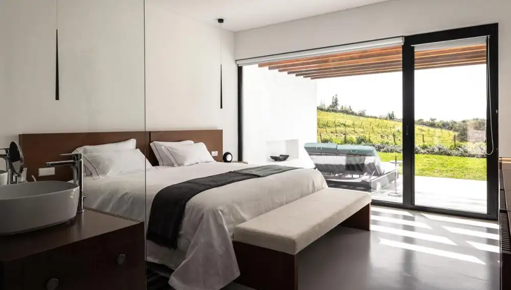 Todas las habitaciones (amplias, modernas y luminosas) cuentan con una gran terraza con vistas al campo.
