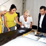 Patricia del Pozo, consejera de Cultura y Deporte, y Teófila Martínez, presidenta de la Autoridad Portuaria de la Bahía de Cádiz, examinan una de las piezas del pecio 'Delta I'